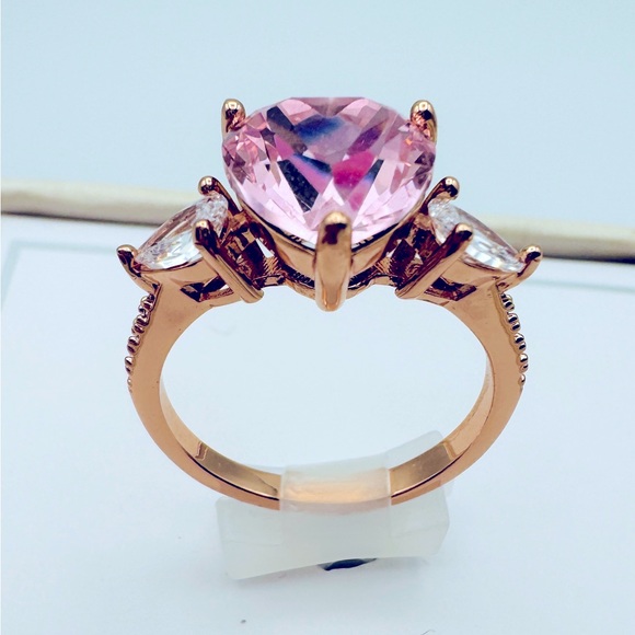 🩷 Pink 🩷 Heart shaped center cubic zirconia side stones - rose cold band sz8 - Picture 3 of 6